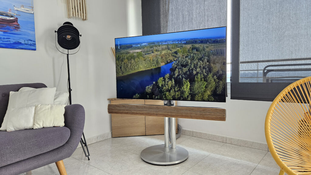 Neo 7 steuert den Beovision 7-Ständer und einen LG G2-Fernseher in Spanien