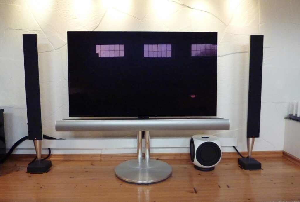Beovision 7.55 se actualiza con un nuevo televisor junto con Neo 7. Beolab 7.6 se coloca debajo del televisor